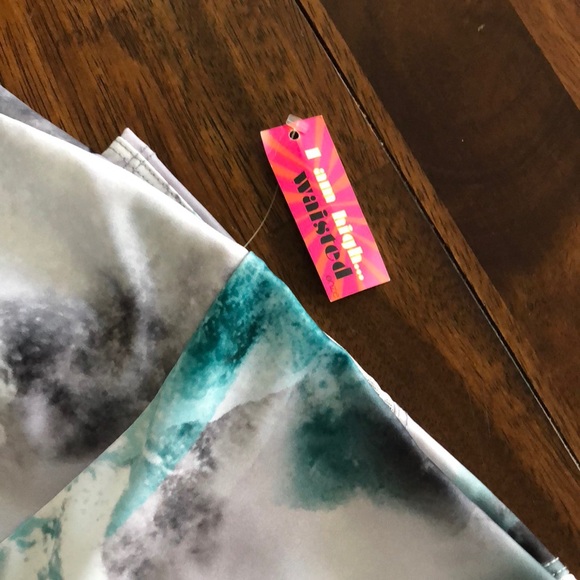 Tone It Up Leggings - Picture 4 of 5